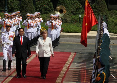 Hai thủ tướng duyệt đội danh dự trong nắng rực rỡ cuối thu Hà Nội.